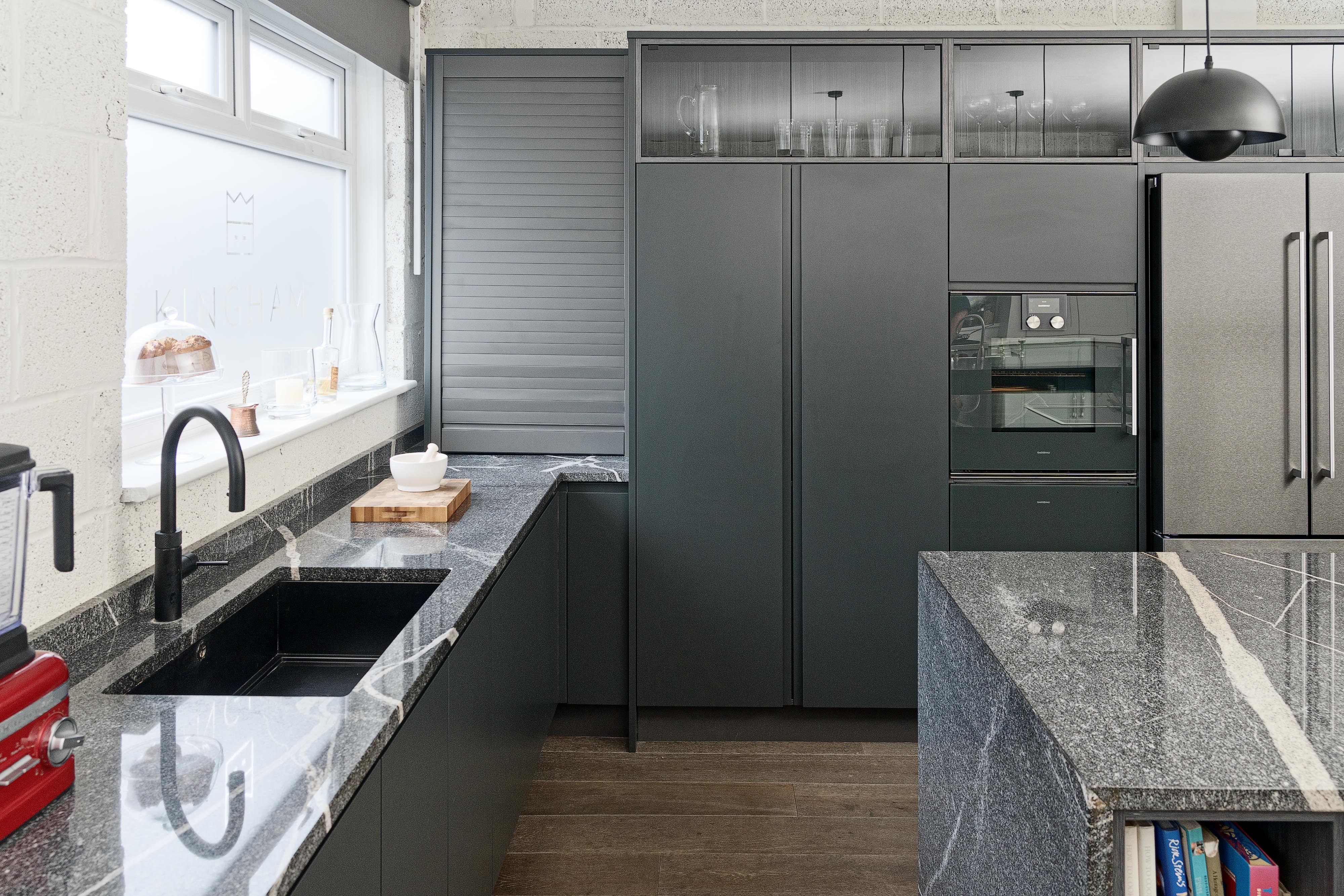 A contemporary bespoke kitchen from the Kingham design Studio CK collection.