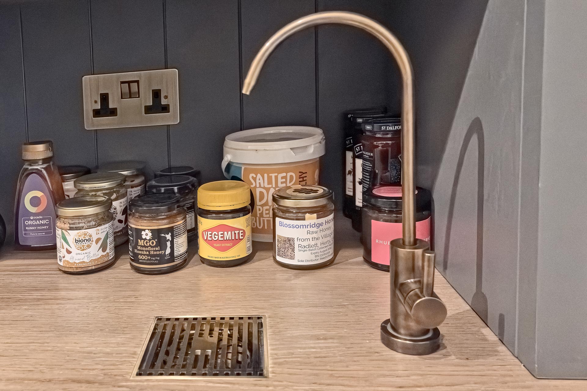 Traditional bespoke kitchen pantry North London alton hampshire guildford surrey shaker style luxury hand painted hand made miele fisher paykel armac martin farrow and ball quooker Calacatta Borgini marble